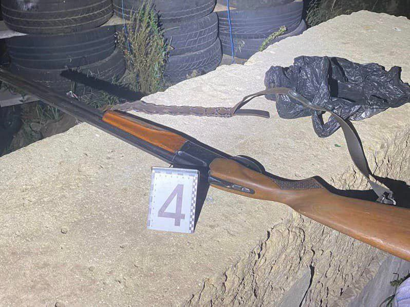 В Киевской области мужчина расстрелял флаг Украины и угрожал полиции.