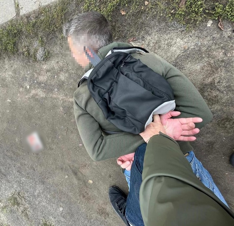 У Києві затримали чоловіка, який поширював антиукраїнські листівки.