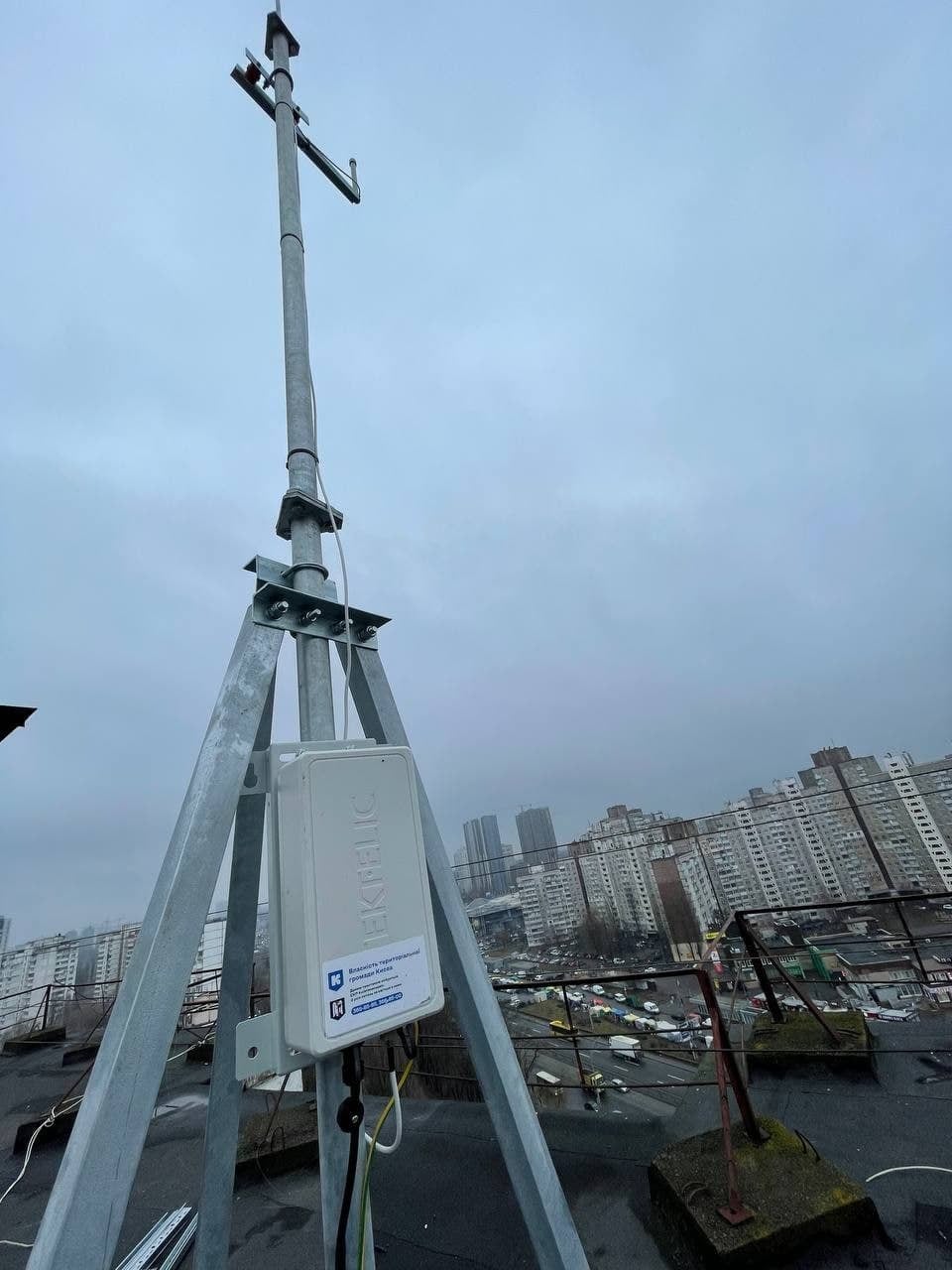Киев. Базовая станция LoRaWAN на крыше дома. Фото: facebook.com/polovynko.oleg