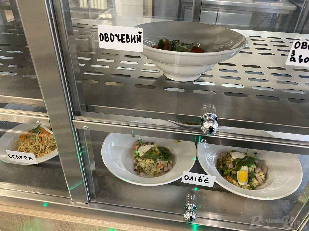 Салаты выставляют на витрину.