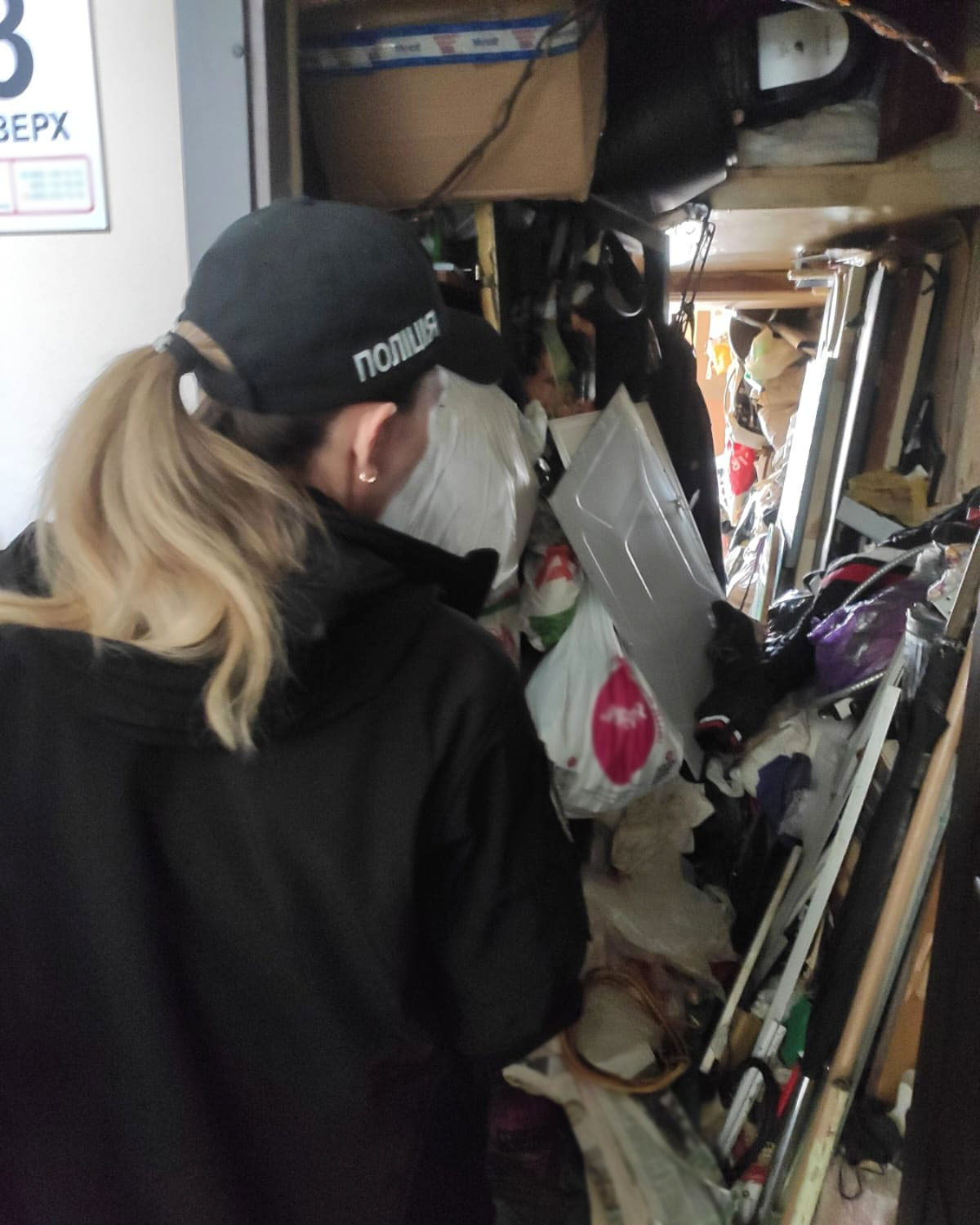В киевской квартире-свалке обнаружили младенца. Фото: Полиция Киева