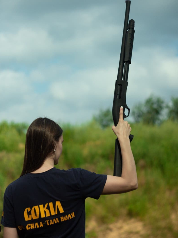 Девушка умеет обращаться с оружием.