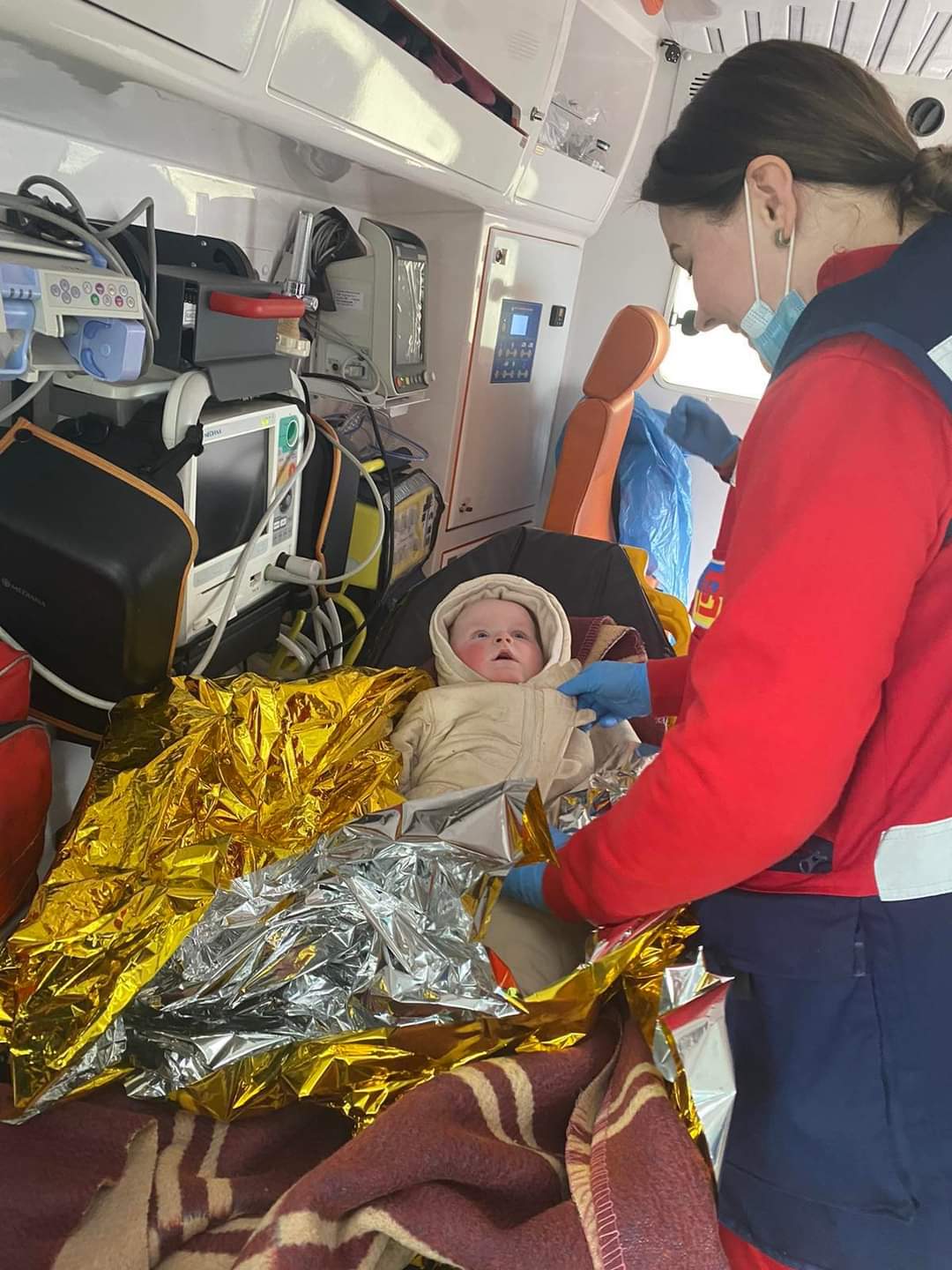 Мати з немовлям жили в покинутій землянці. Фото: Ювенальна поліція Києва