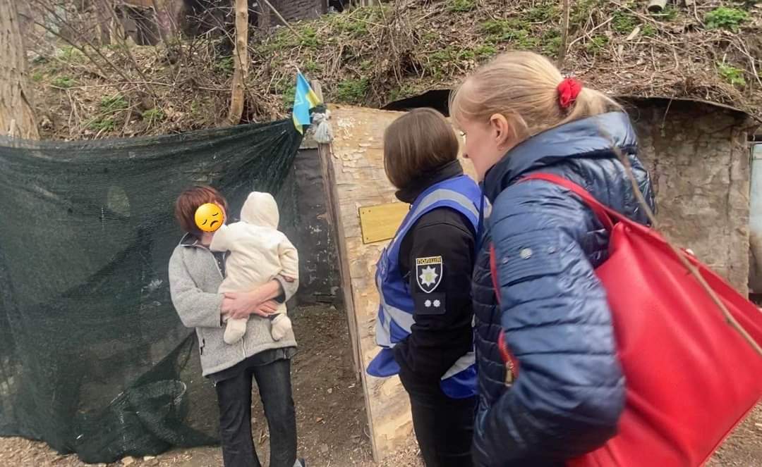 Мати з немовлям жили в покинутій землянці. Фото: Ювенальна поліція Києва