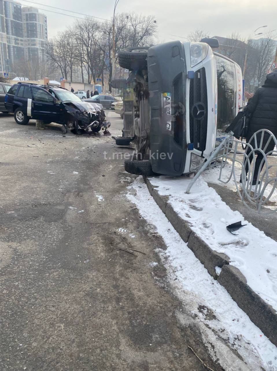 У Києві джип протаранив "швидку" і вона перекинулася: є постраждалі (ФОТО, ВІДЕО) фото 2 1