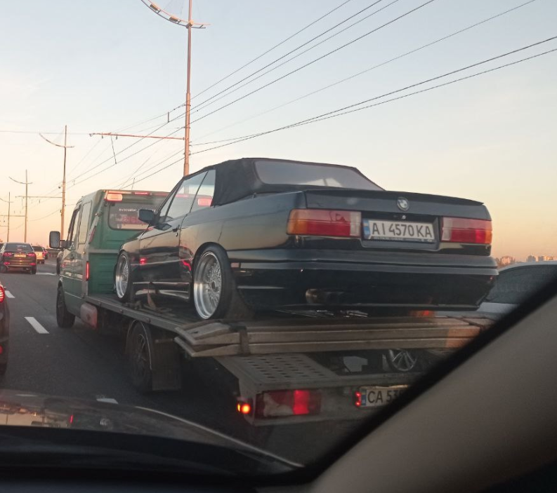 В Киеве заметили автовоз с редкими коллекционными BMW (ФОТО) - фото