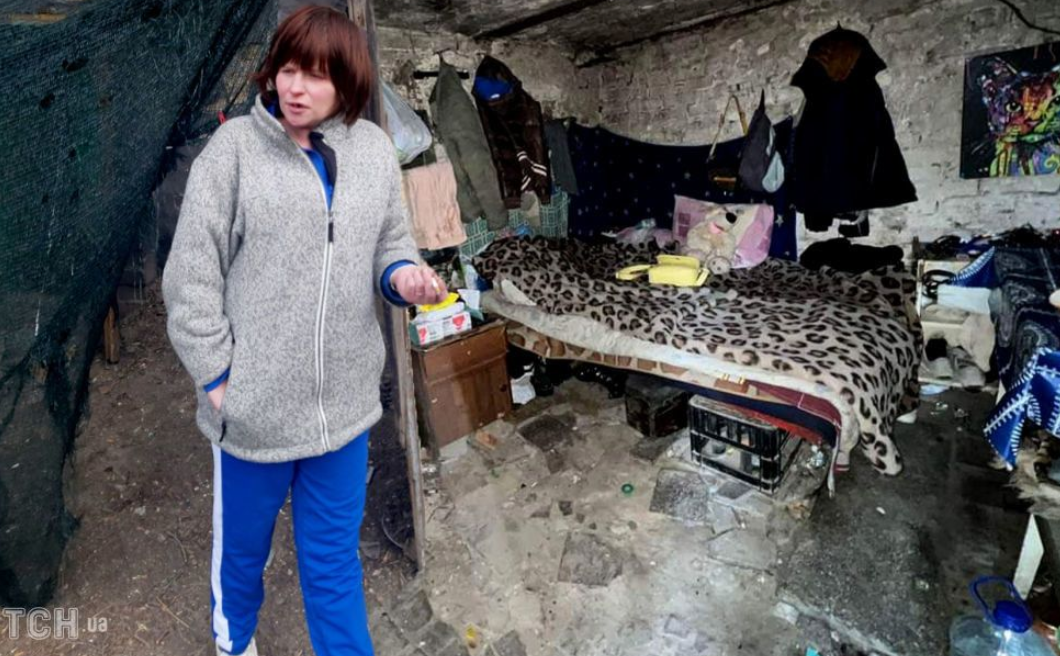 Мати з немовлям жили в покинутій землянці. Фото: ТСН