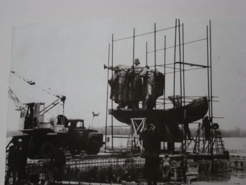 Монтаж пам'ятника Фото: 