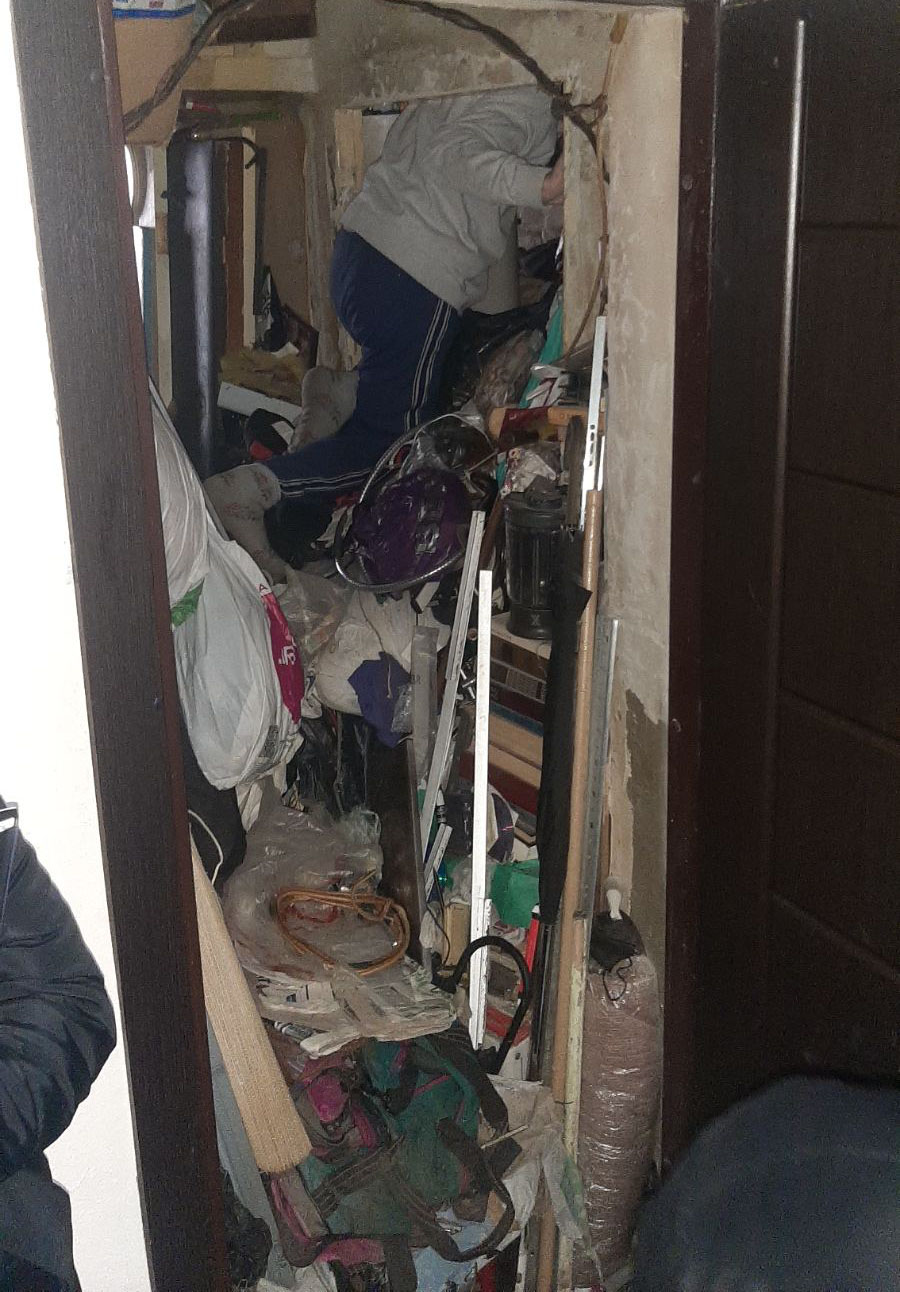 В киевской квартире-свалке обнаружили младенца. Фото: Полиция Киева