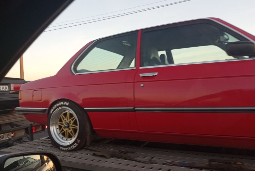 В Киеве заметили автовоз с редкими коллекционными BMW (ФОТО) - фото