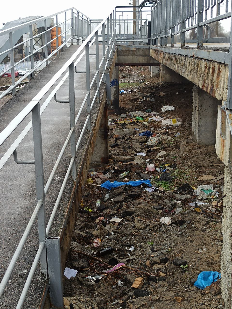 Стихійне звалище на зупинці 