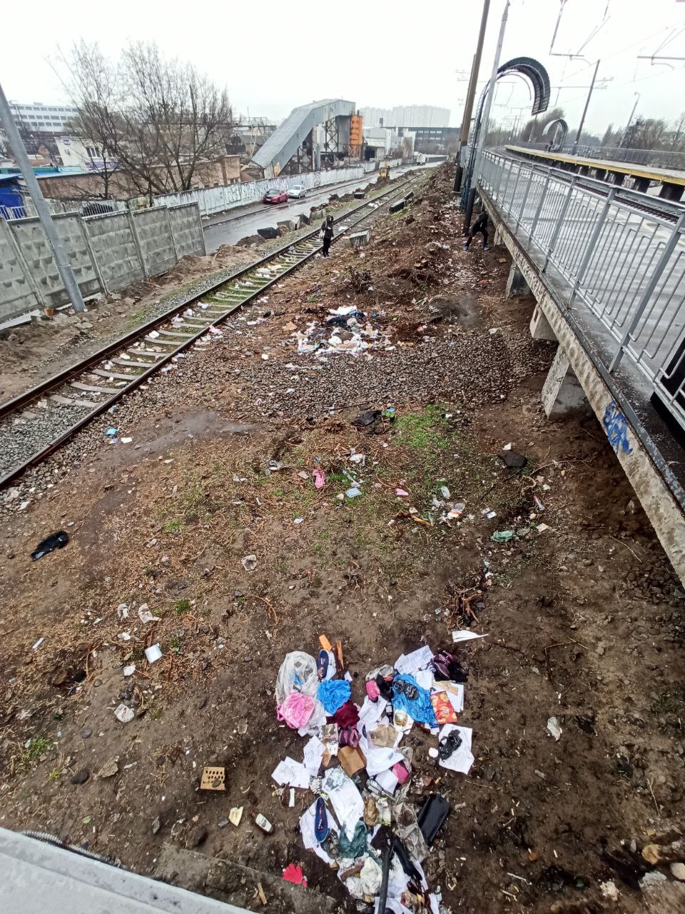 Стихійне звалище на зупинці 