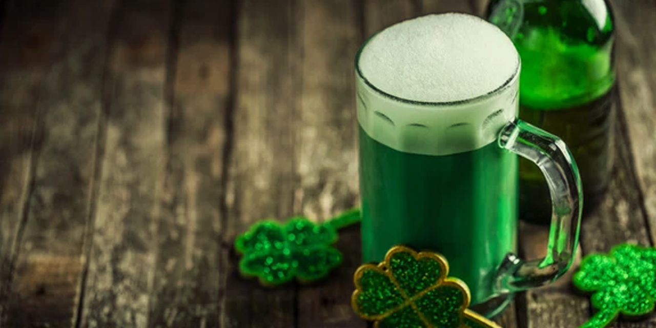 Во время праздника принято пить зеленое пиво.