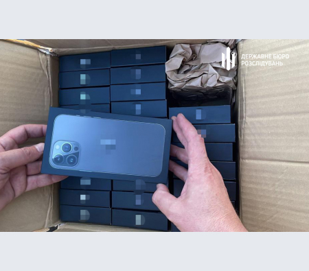 Співробітник митниці змінював iPhone на муляжі. Фото: ДБР