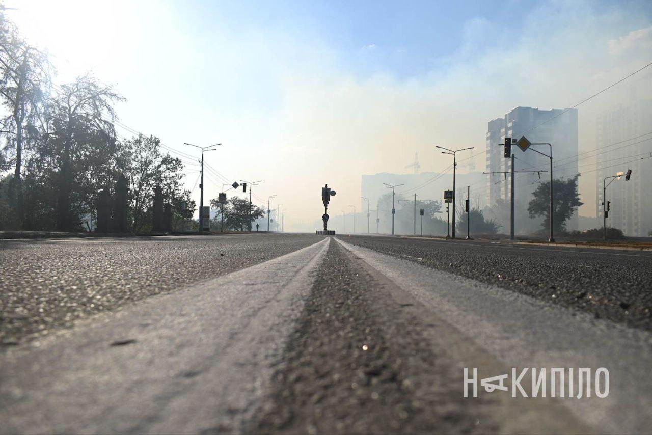 У районі Журавлівського гідропарку горить ліс, транспорт пускають у об'їзд.