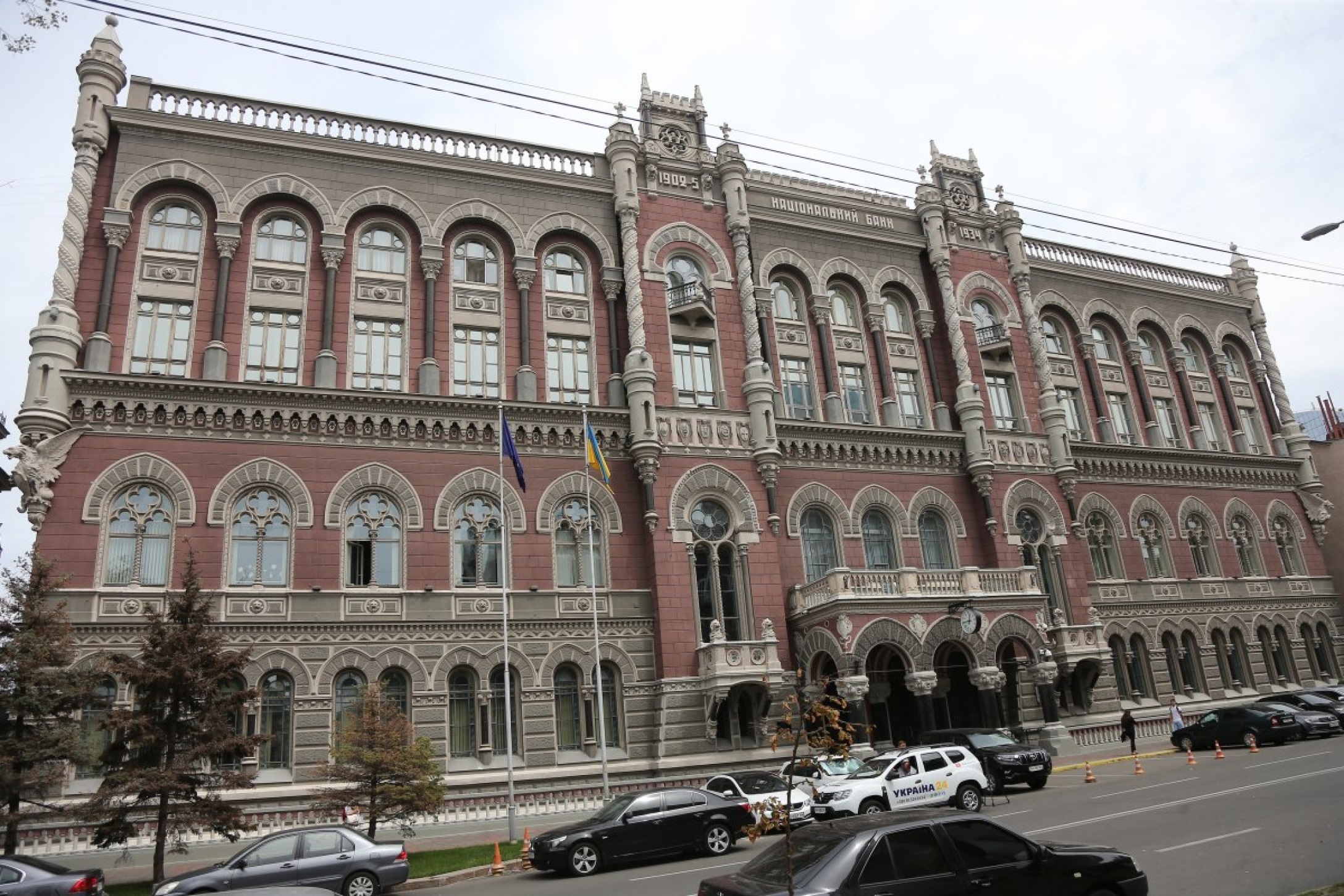 НБУ последовательно вводил в 2022 году на рынке новые правила, что влияло на поддержание курсовой стабильности.