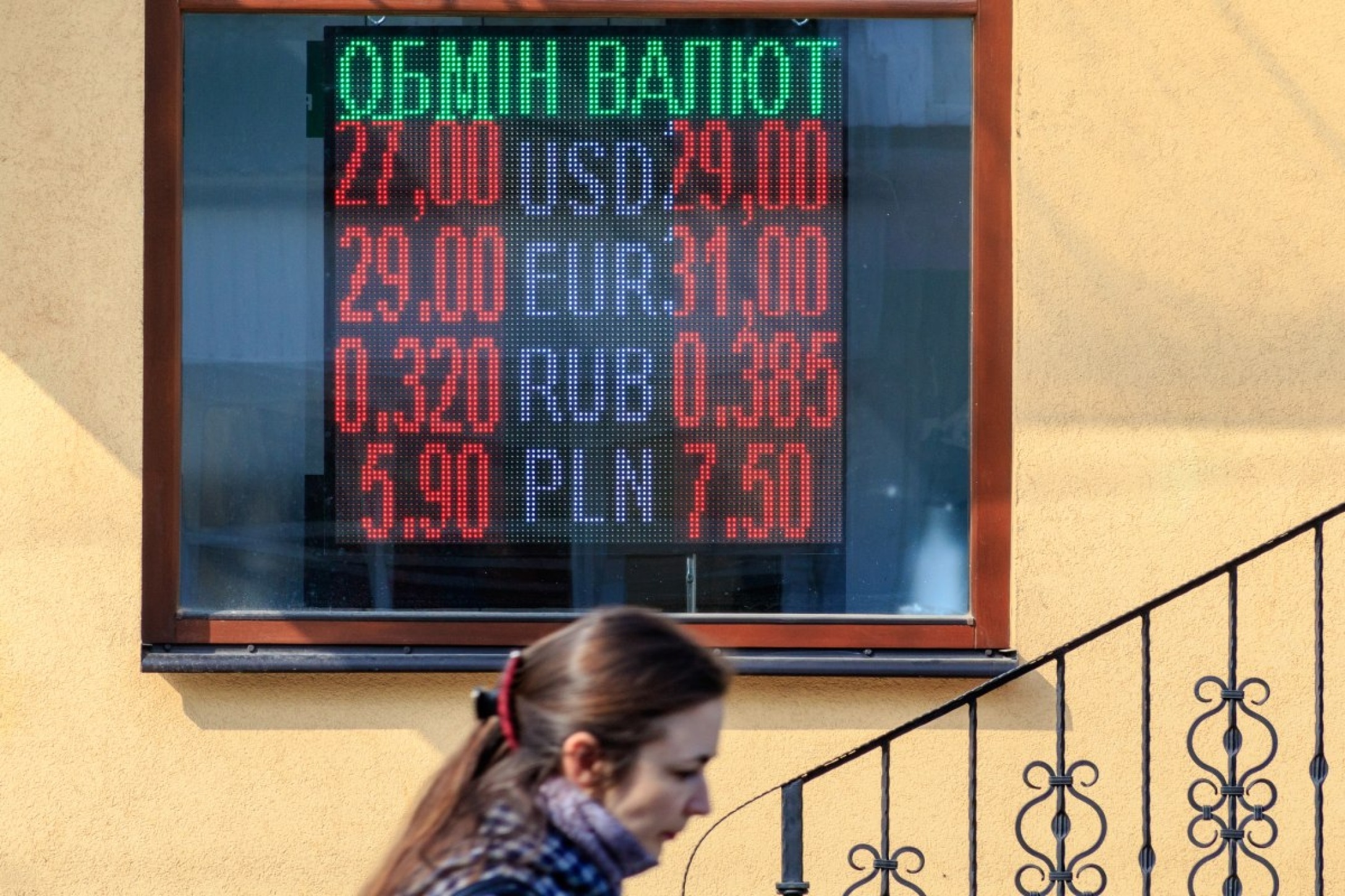 В марте 2022 года наличный курс доллара был на отметке 29 UAH/USD, надежды на возврат былого курса нет.