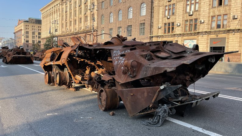 На Хрещатику виставили знищену російську техніку - фото: Нікіта Галка