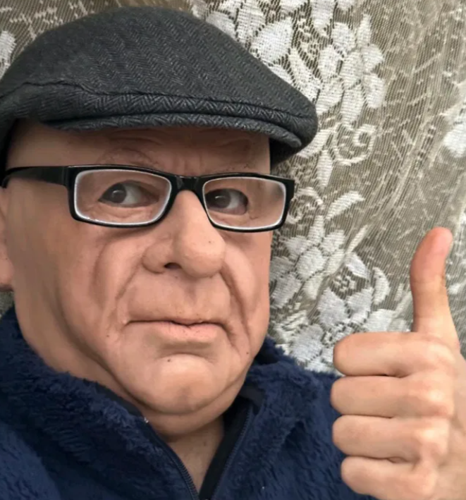 В Україні продають маску старого, яка коштує майже 14 тисяч гривень -