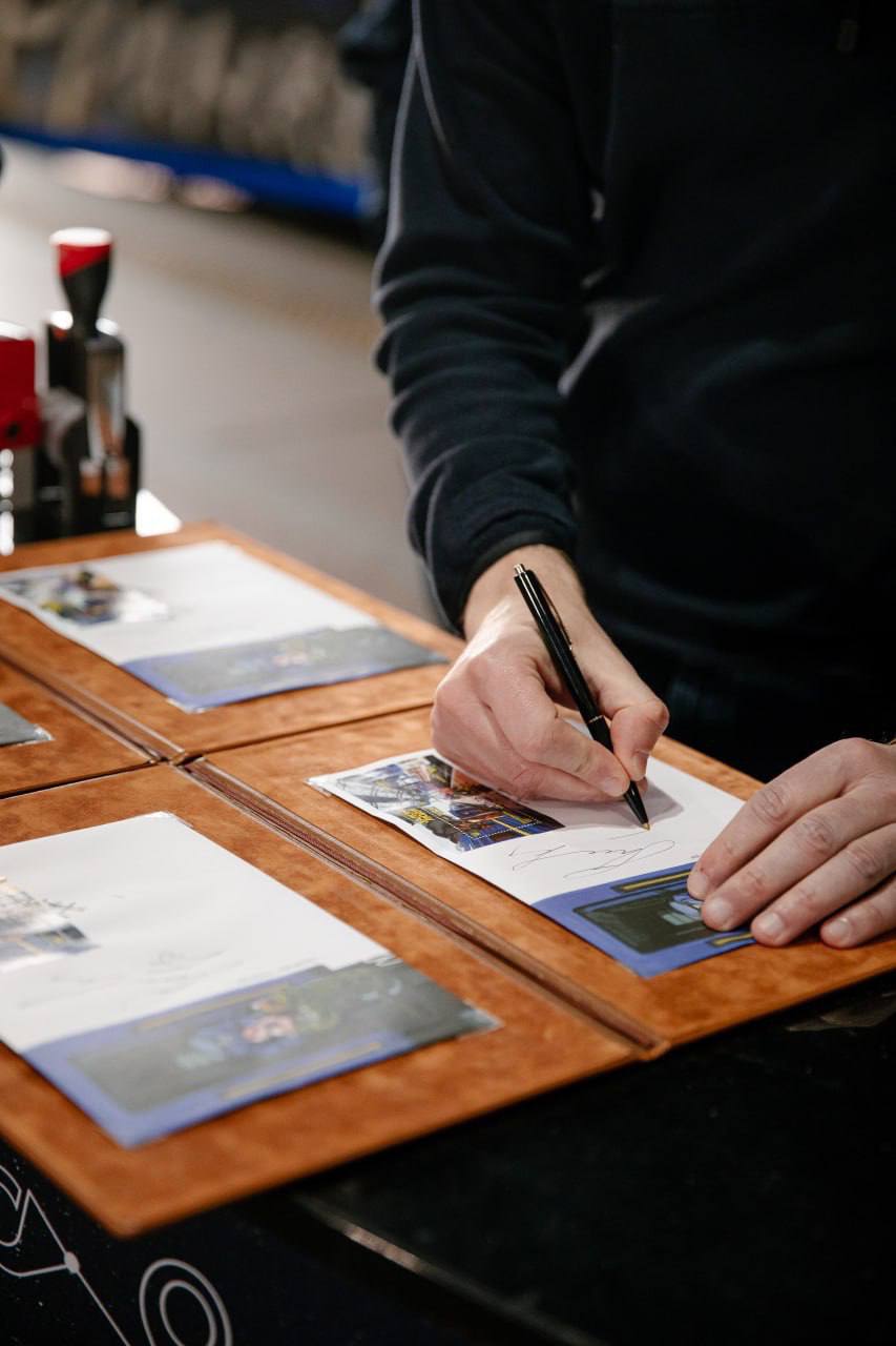 "Героические профессии. Железные люди": Укрпочта представила марки ко Дню железнодорожника.