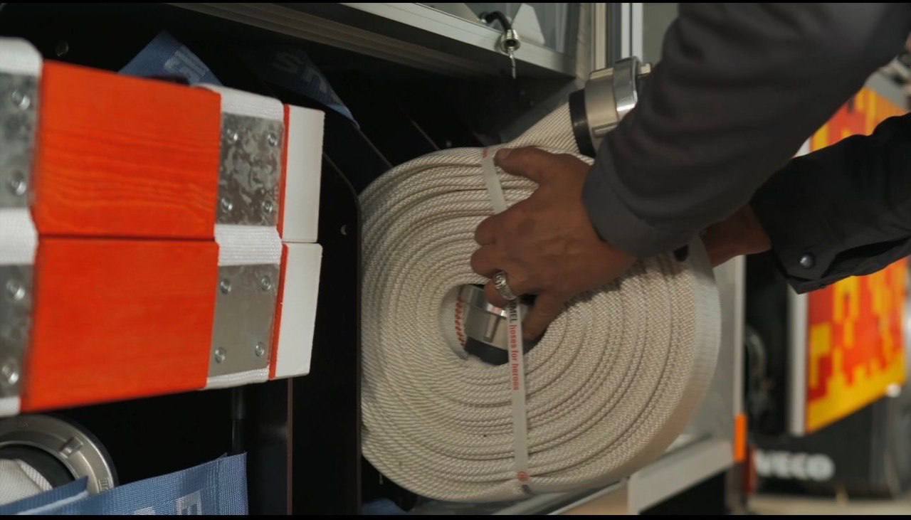 "Променергообладнання" передала нову автодрабину для рятувальників Києва