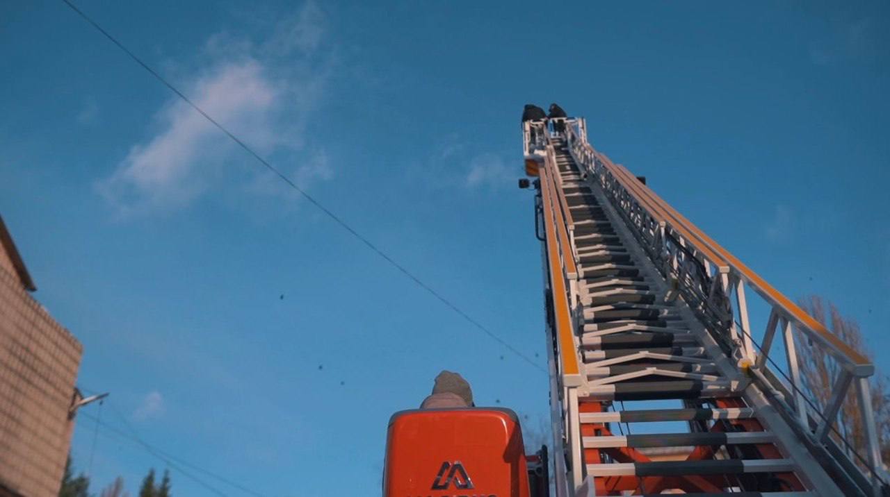 "Променергообладнання" передала нову автодрабину для рятувальників Києва