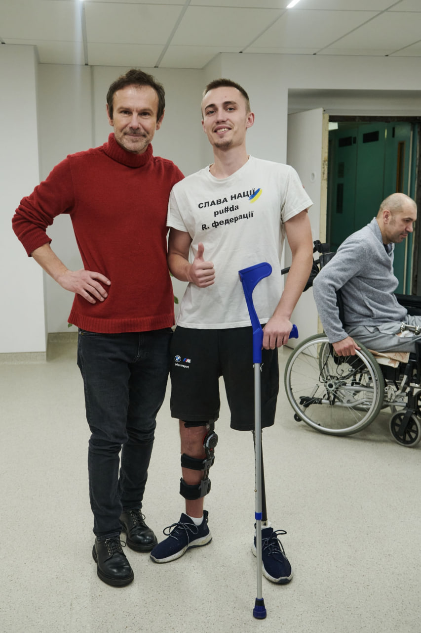 Вакарчук заспівав для поранених військових.