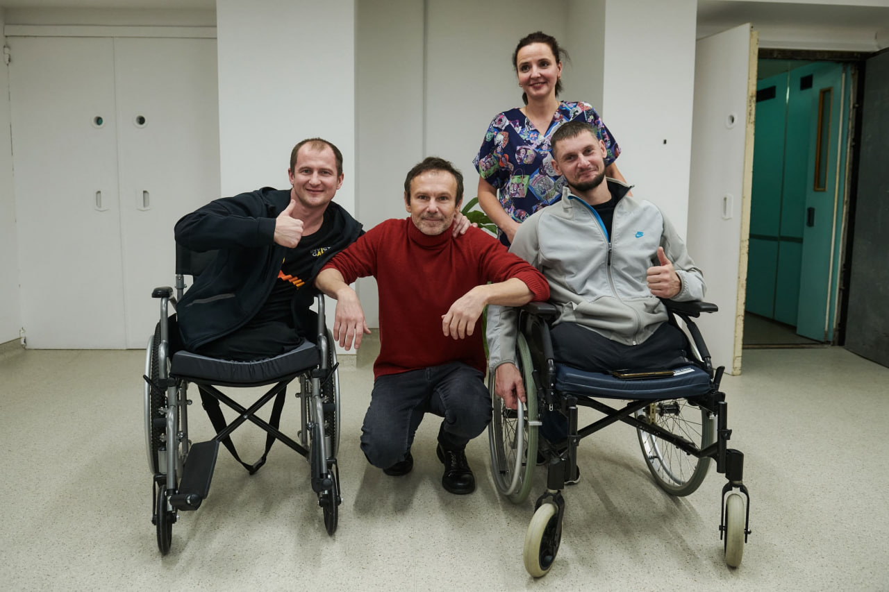 Вакарчук заспівав для поранених військових.