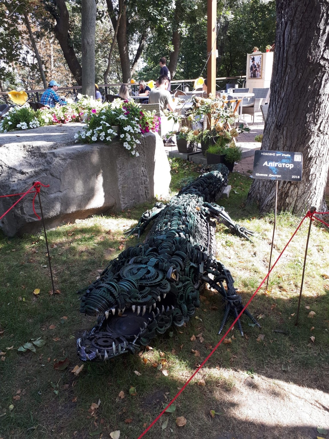 Незвичайний арт-простір на Андріївському: скульптури з металу.