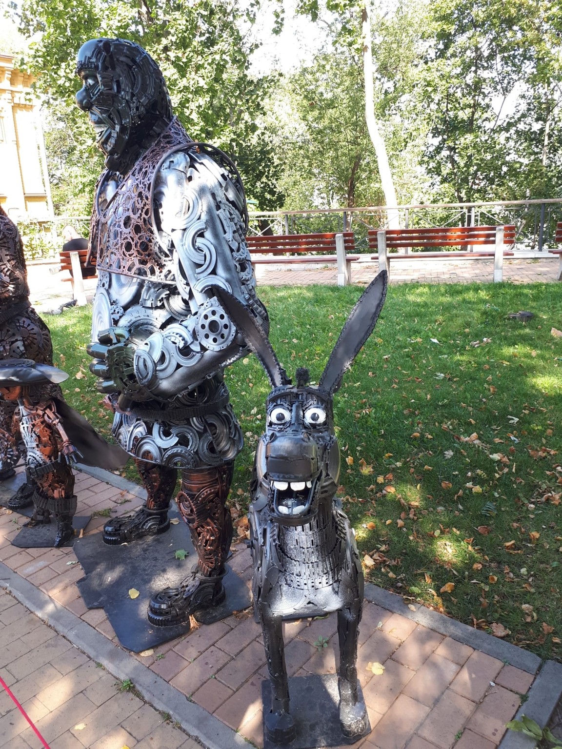 Незвичайний арт-простір на Андріївському: скульптури з металу.