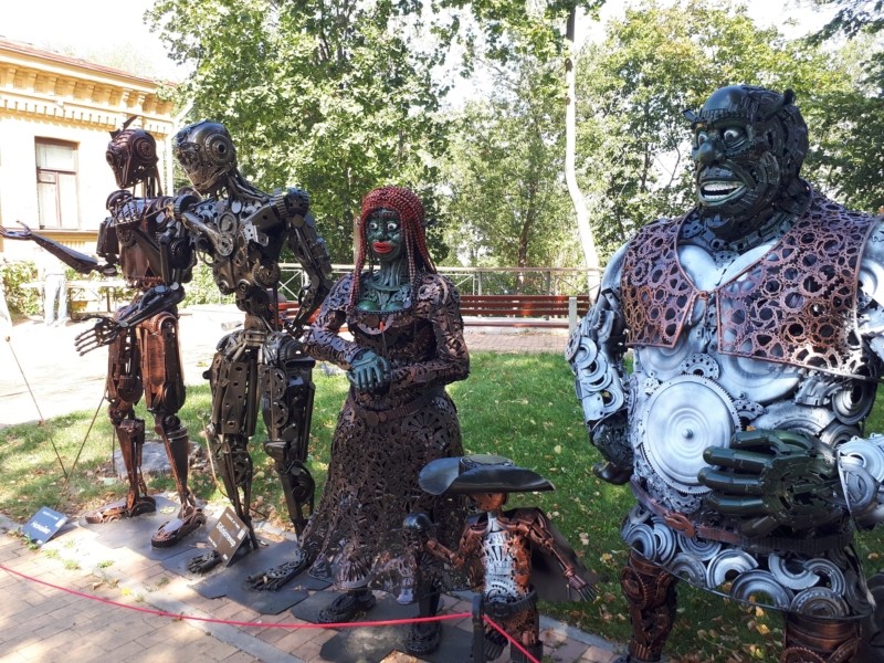 Незвичайний арт-простір на Андріївському: скульптури з металу.