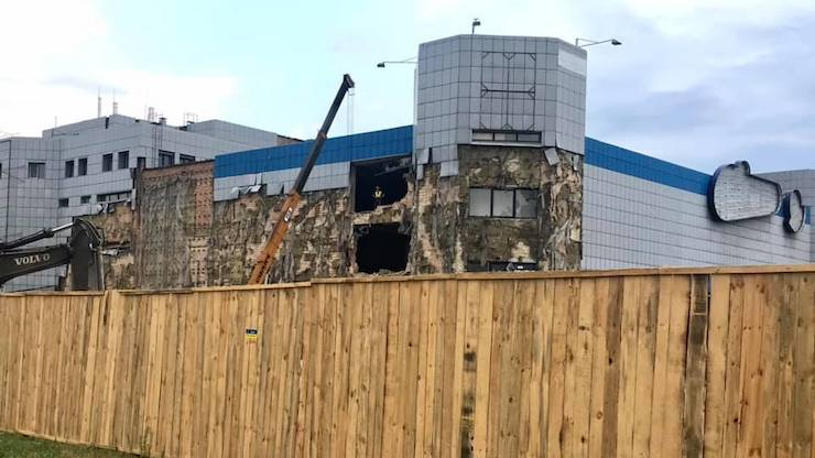 Кінець епохи "Троєщини": у Києві почали демонтаж ТЦ "Сіріус"