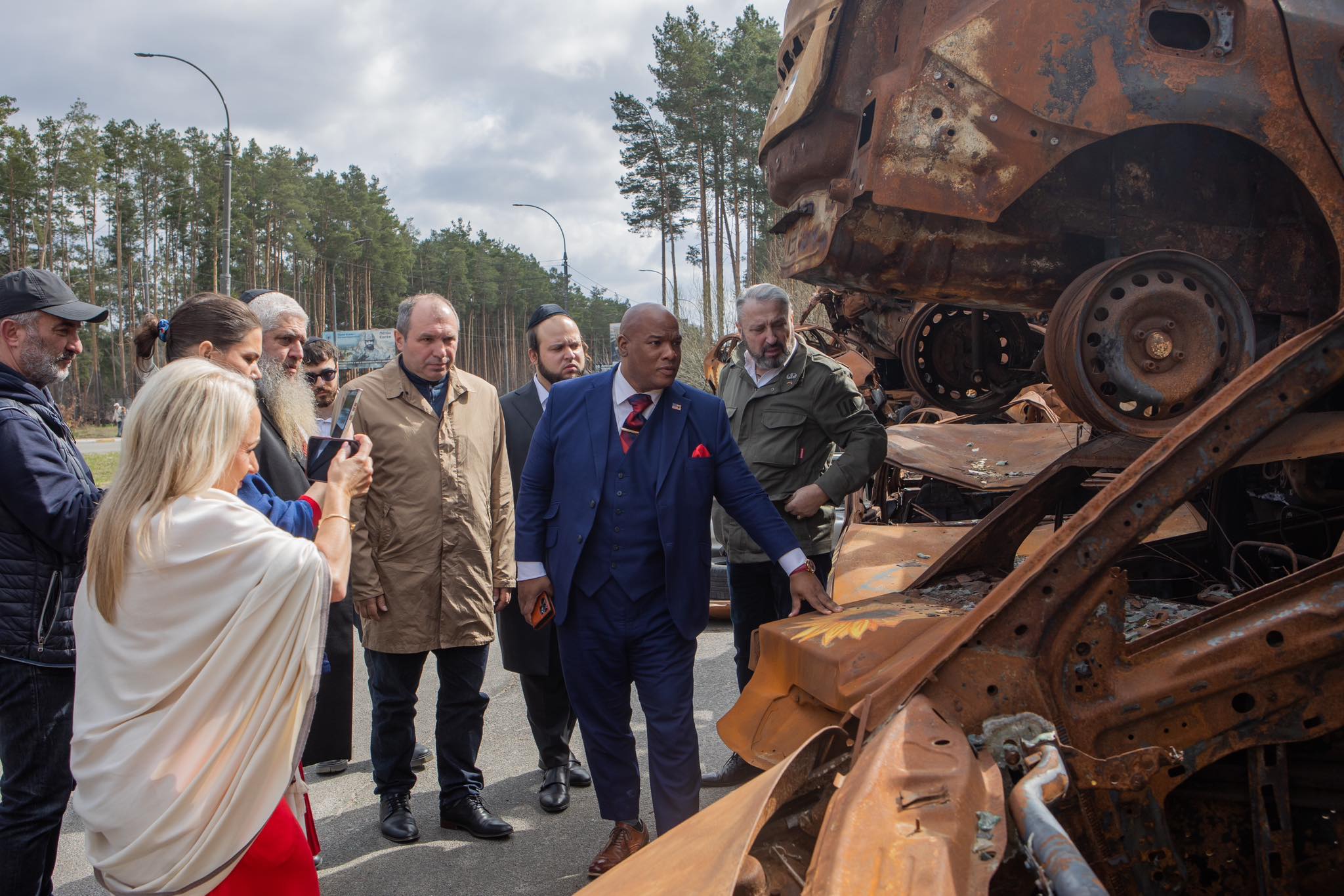 Визит Марка Бернса: духовный советник Трампа своими глазами увидел преступления рф в Украине фото 1
