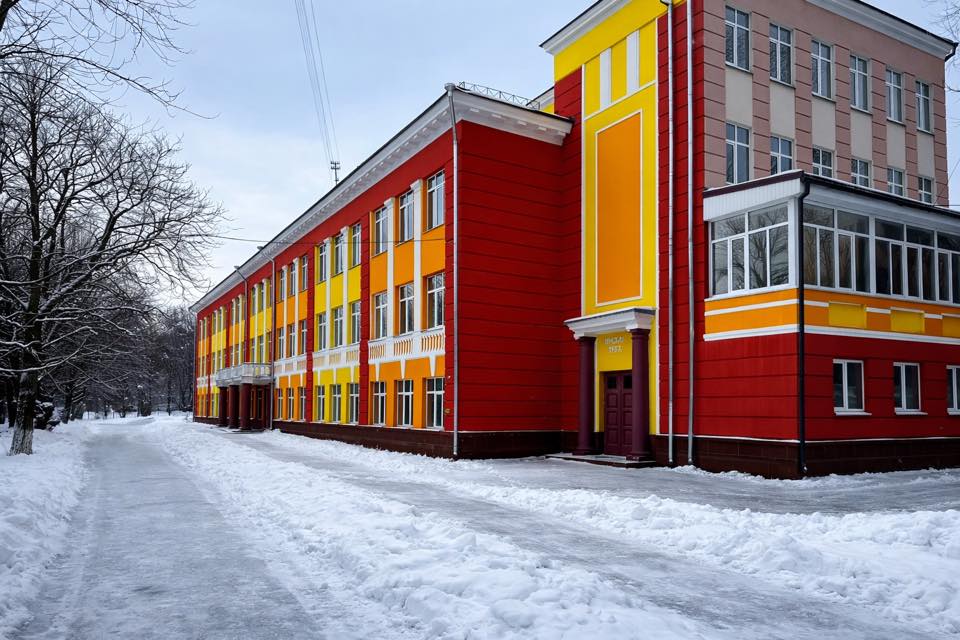 Червоний фасад на Куренівці: в історичній школі 1937 року провели суперечливе фарбування фото 3 2