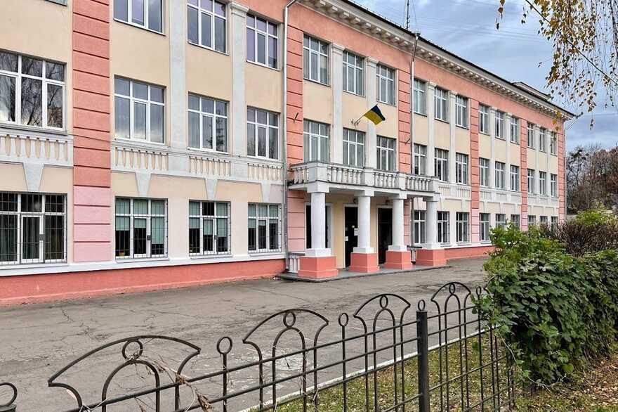 Червоний фасад на Куренівці: в історичній школі 1937 року провели суперечливе фарбування фото 1