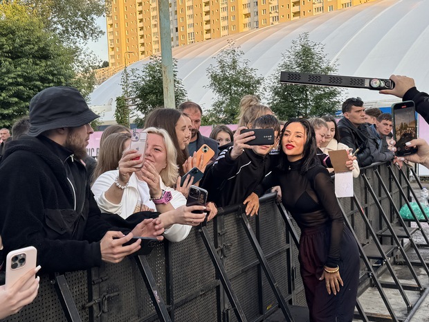 На концерте Music Box Макс Бородин рассказал о концертах в убежищах, а Злата Огневич – о киномечте фото 5 4