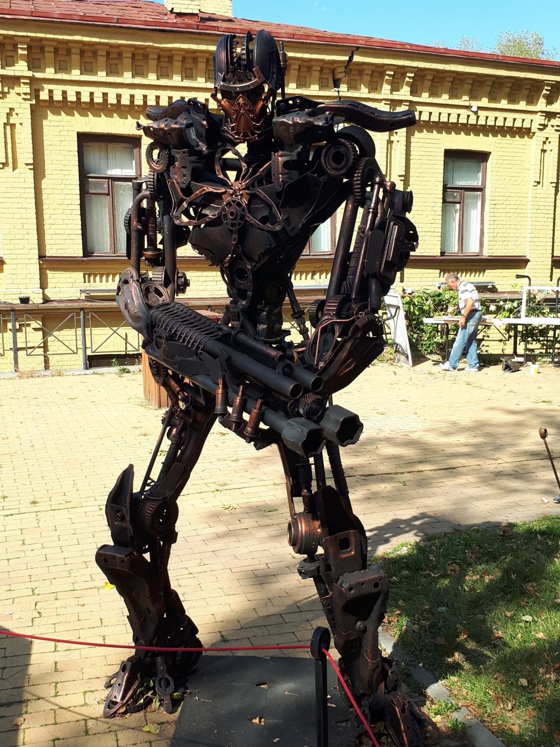 Незвичайний арт-простір на Андріївському: скульптури з металу.