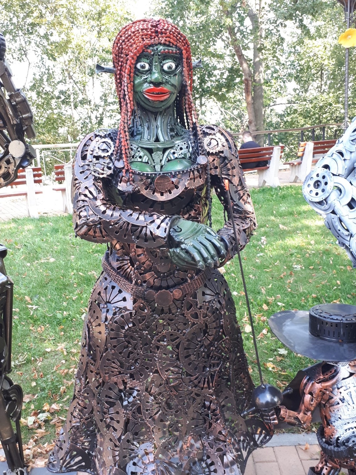 Незвичайний арт-простір на Андріївському: скульптури з металу.