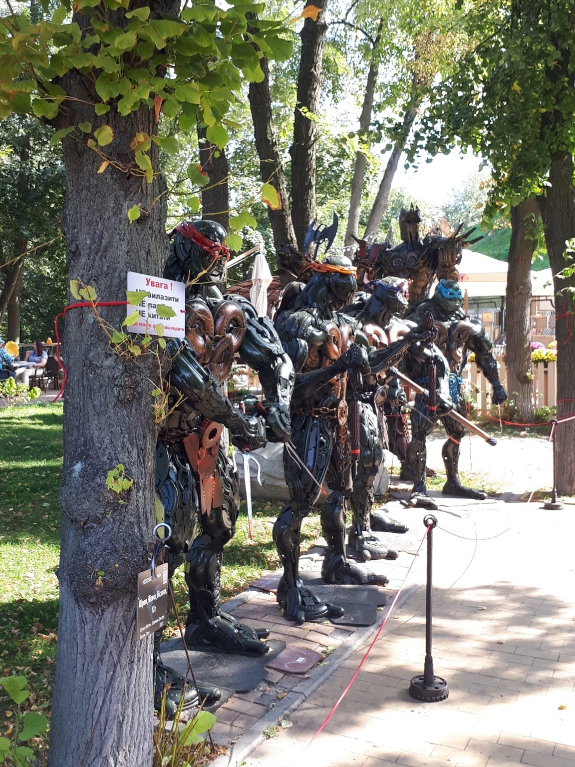 Незвичайний арт-простір на Андріївському: скульптури з металу.