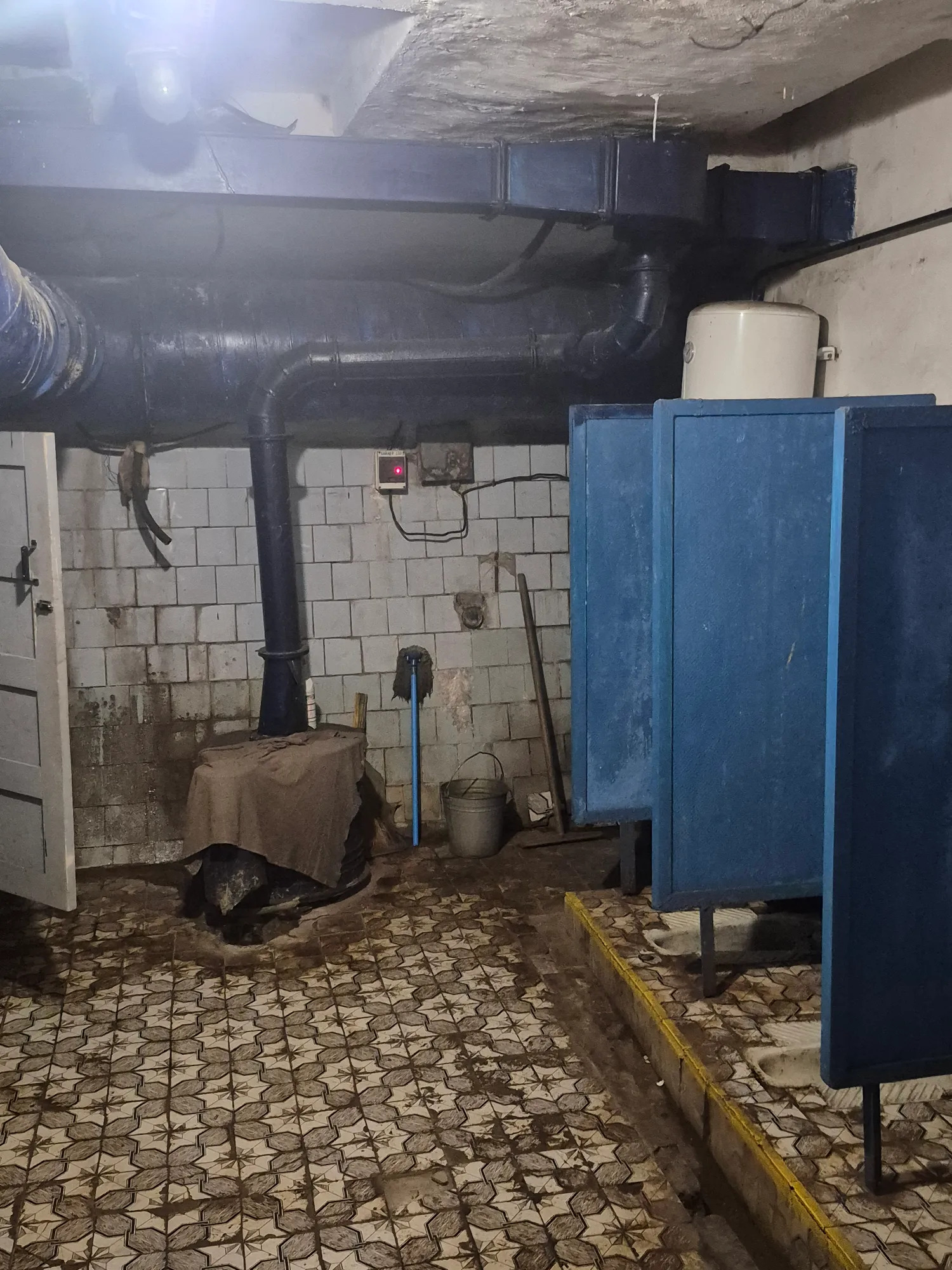 Ужасные условия в укрытии: киевляне показали состояние туалета на 