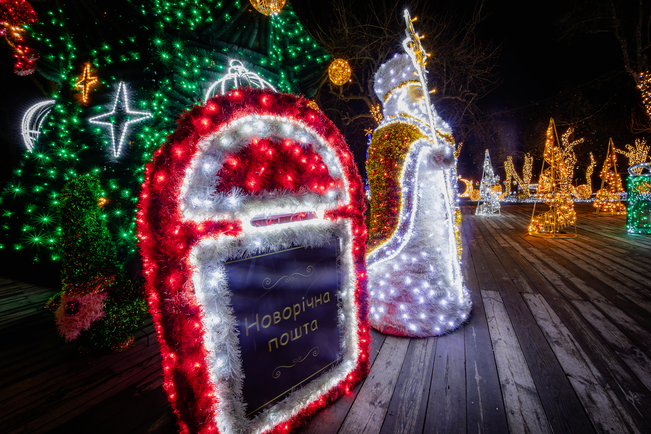 Найбільша ковзанка й Резиденція Санти, масштабні світлові інсталяції та фотозони: де шукати дива на "Зимовій країні" на ВДНГ фото 3 2