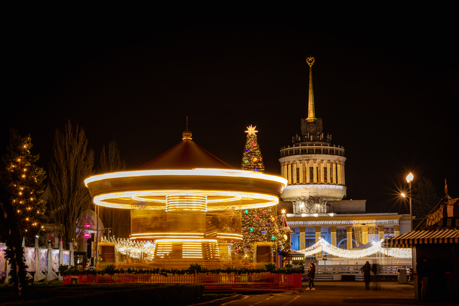 Найбільша ковзанка й Резиденція Санти, масштабні світлові інсталяції та фотозони: де шукати дива на "Зимовій країні" на ВДНГ фото 8 7