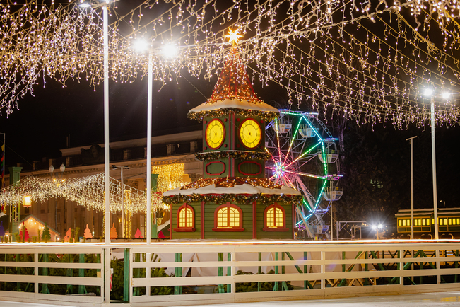 Найбільша ковзанка й Резиденція Санти, масштабні світлові інсталяції та фотозони: де шукати дива на "Зимовій країні" на ВДНГ фото 12 11