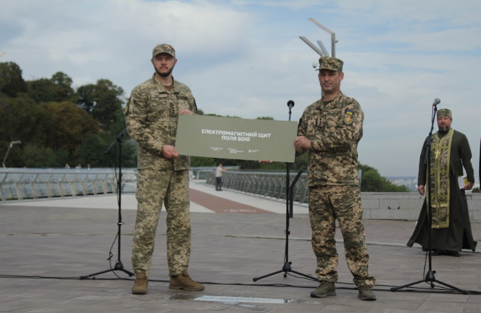 До Дня військ РЕБ у Києві відкрили пам'ятний знак фото 4 3