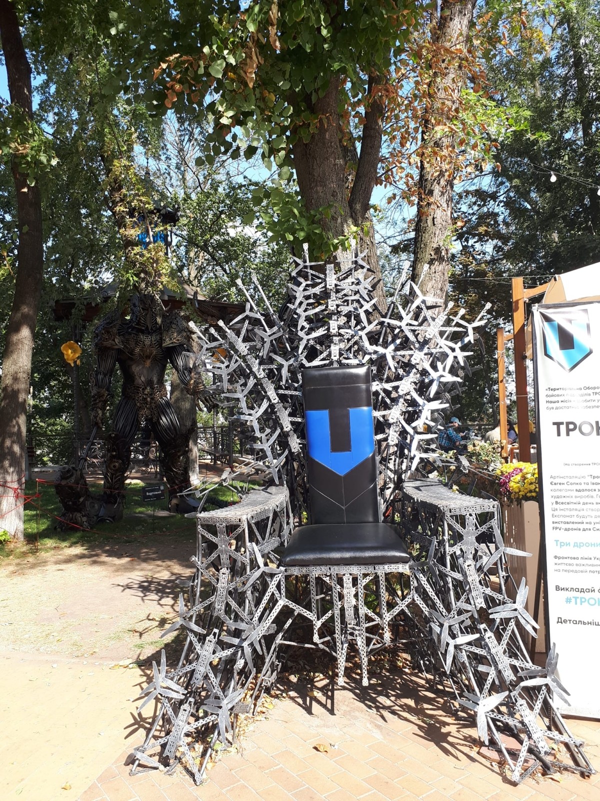 Незвичайний арт-простір на Андріївському: скульптури з металу.