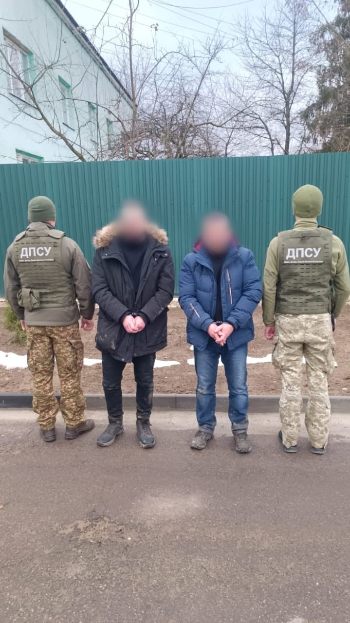 Чоловіків зупинили за 50 метрів до державного кордону. Фото: ДПСУ