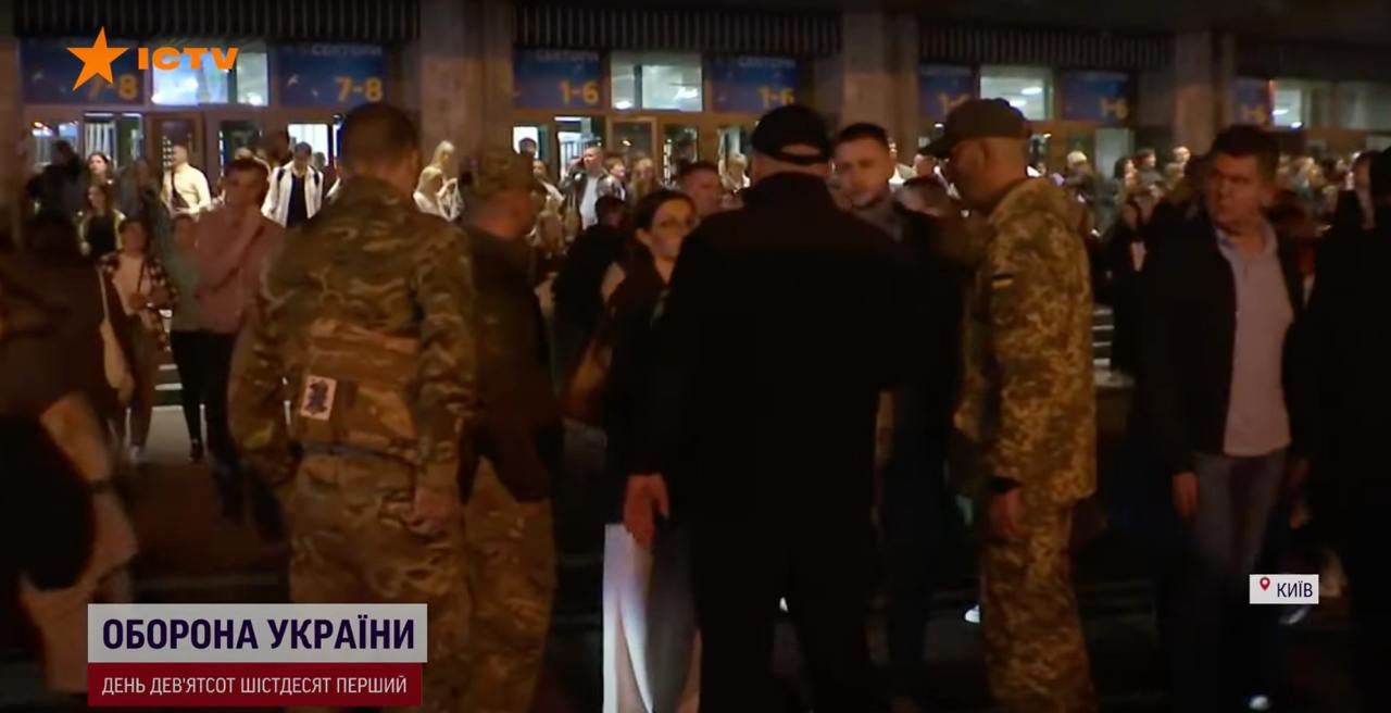Кадр з перевіркою біля Палацу спорту, скриншот з Національного телемарафону 