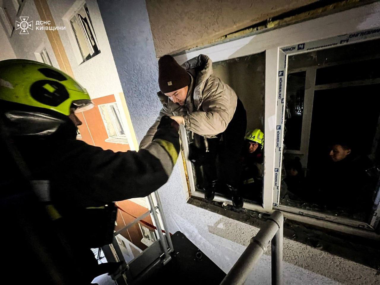 Внаслідок ворожої атаки частково зруйновано житловий будинок на Київщині фото 3 2