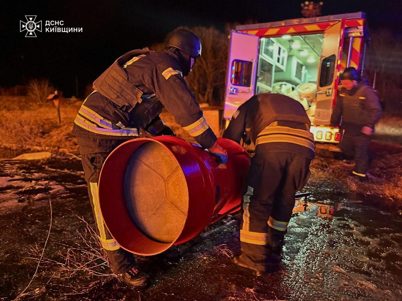 Нічна атака дронів: ДСНС показала наслідки удару на Київщині фото 2 1