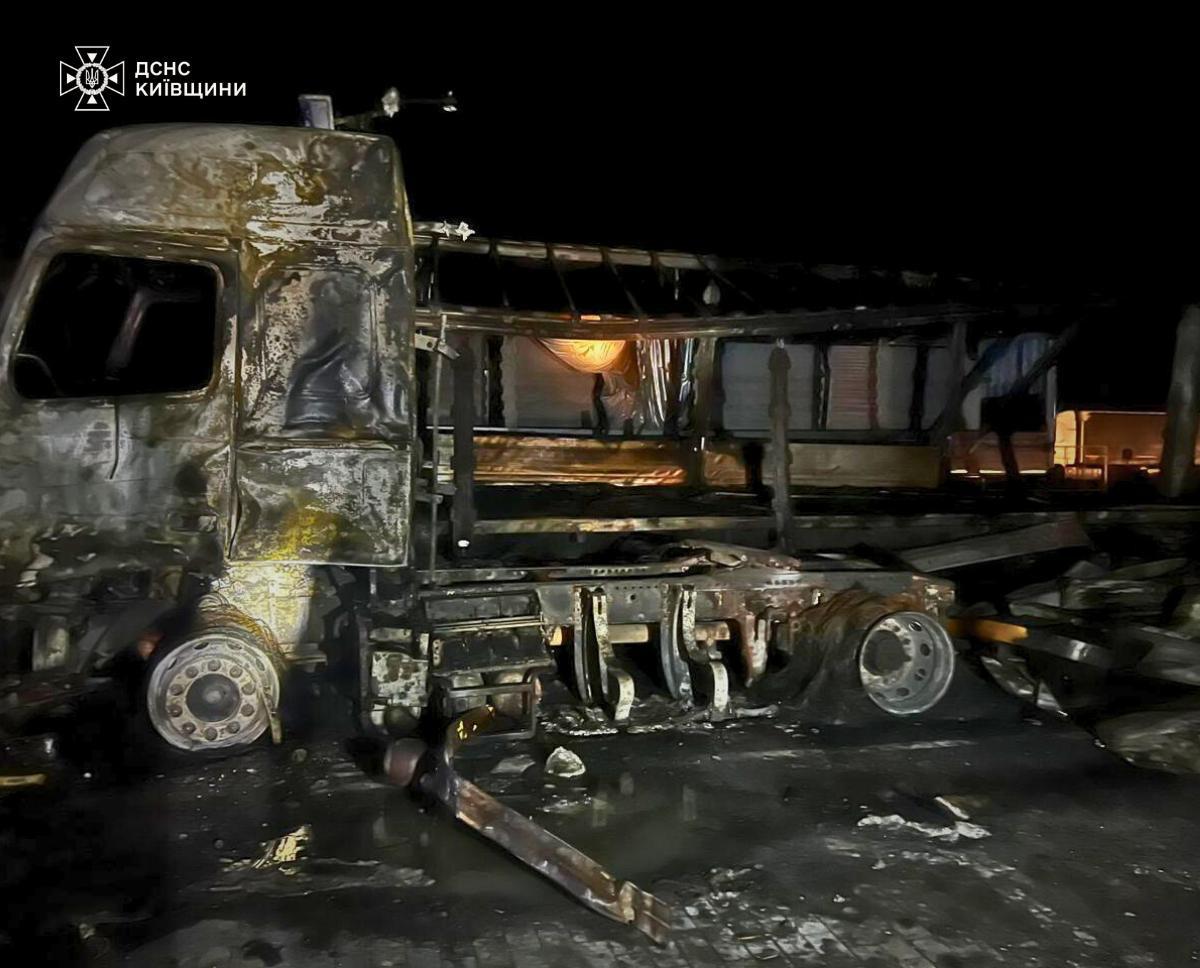 РФ вдарили по рятувальниках під час гасіння пожежі. Фото: ДСНС